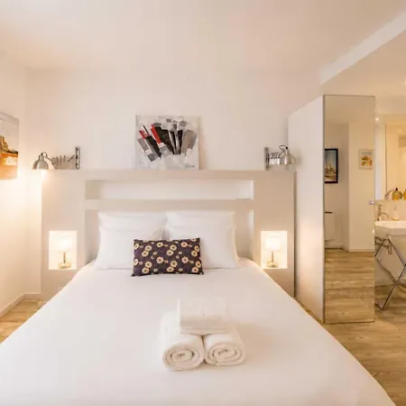 Charming With Pool 2br 4p - *