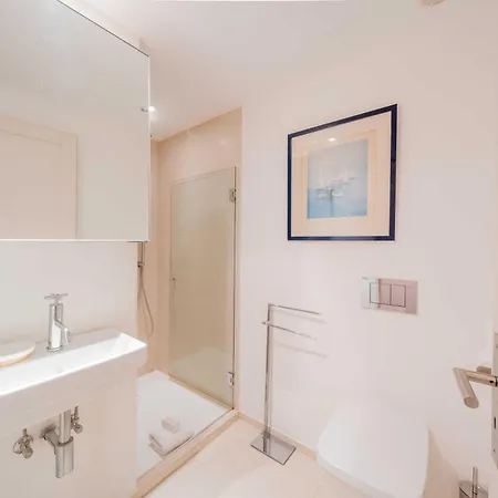 Charming With Pool 2br 4p - *